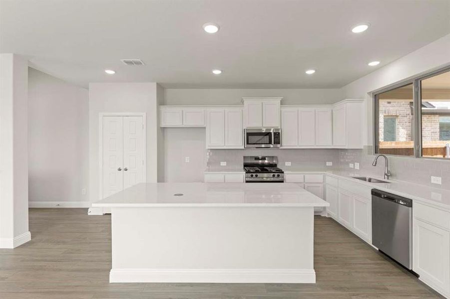 06-475-shady-square-lavon-tx-kitchen-open-layout