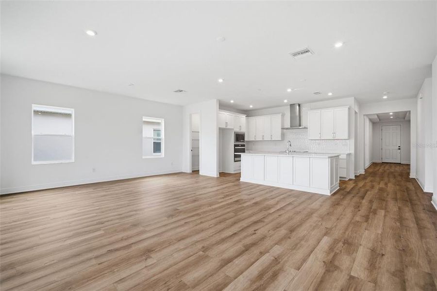 Spacious, unfurnished interior of a new home in North River Ranch, Parrish (Image 31).