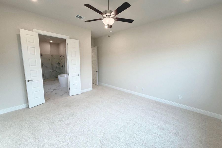 Unfurnished bedroom featuring ensuite bathroom, recessed lighting, a ceiling fan, and light carpet