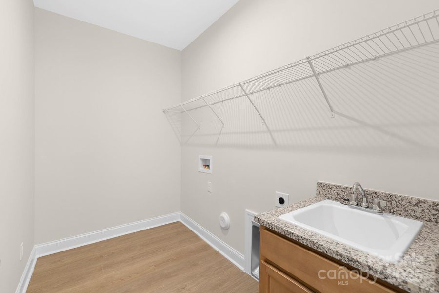 Spacious, unfurnished interior of a new home in Handsmill on Lake Wylie, York (Image 24).