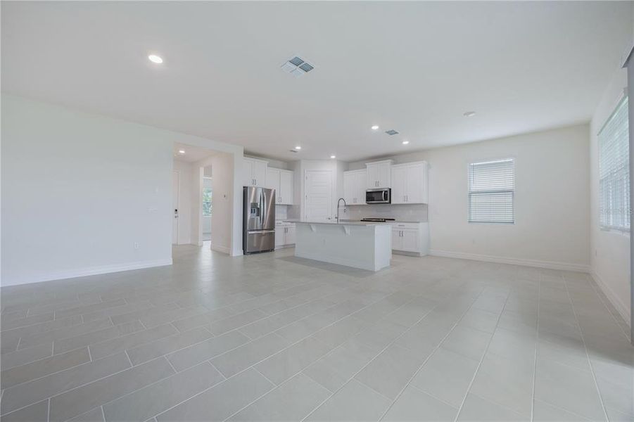Spacious, unfurnished interior of a new home in Lakes of Mount Dora, Mount Dora (Image 28).