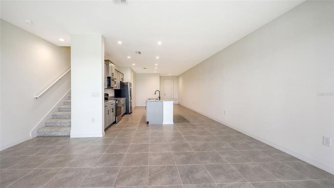 Spacious, unfurnished interior of a new home in Palm Grove, Bradenton (Image 13).