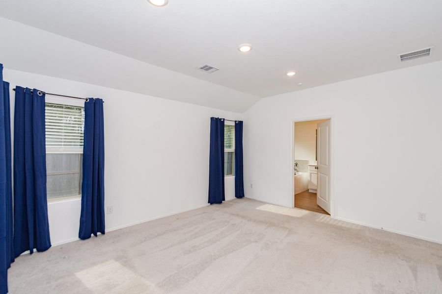 Spacious, unfurnished interior of a new home in Newport Preserve, Crosby (Image 14).