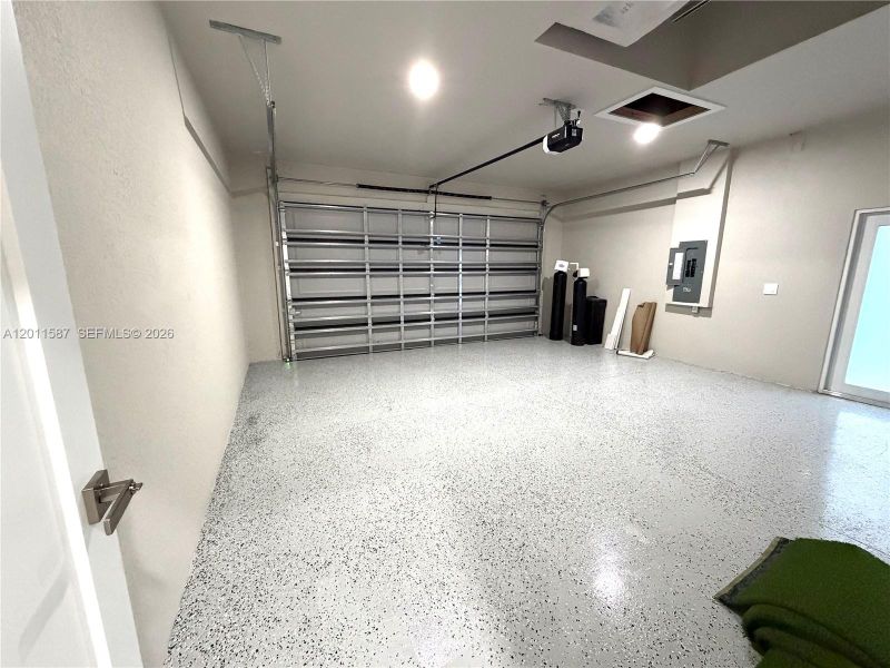 Spacious, unfurnished interior of a new home in , Lehigh Acres (Image 21).