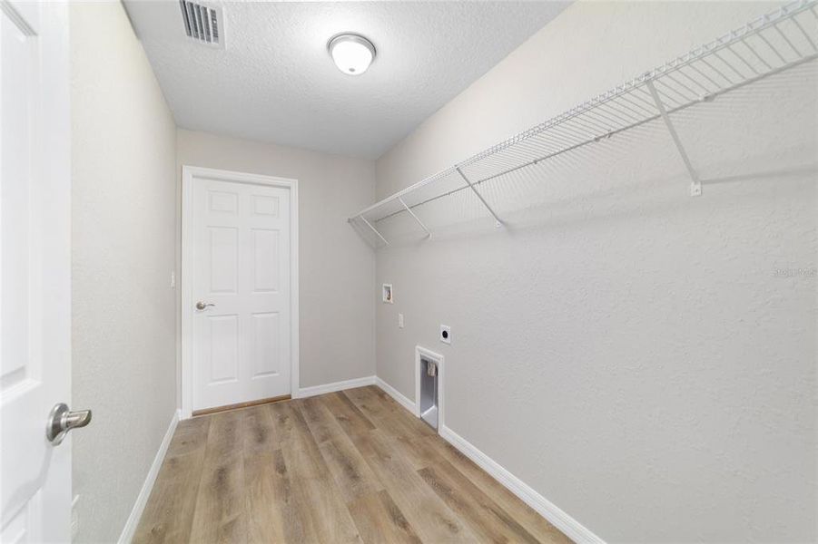 Spacious, unfurnished interior of a new home in , Dunnellon (Image 10).