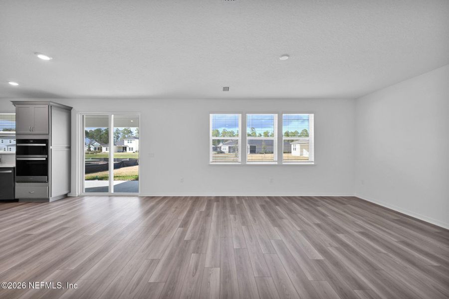 Spacious, unfurnished interior of a new home in Hyland Trail, Green Cove Springs (Image 15).