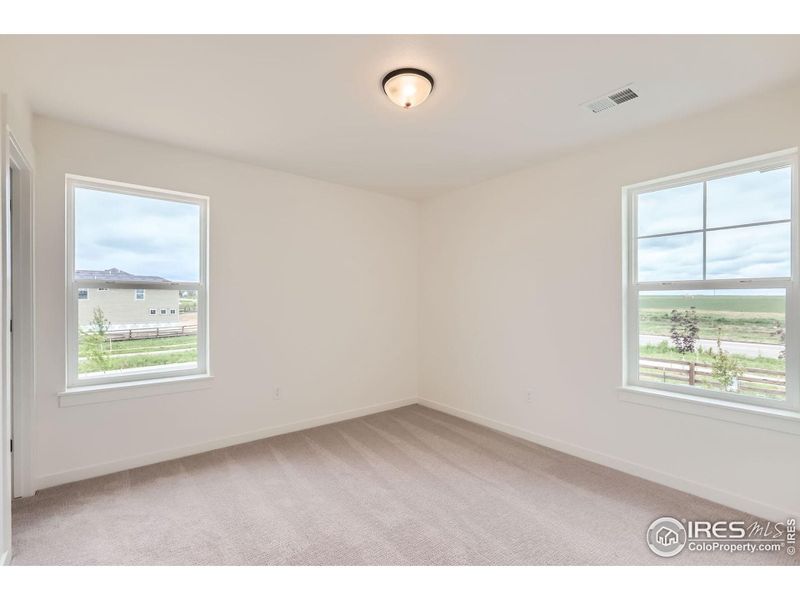 Spacious, unfurnished interior of a new home in Barefoot Lakes, Longmont (Image 14).