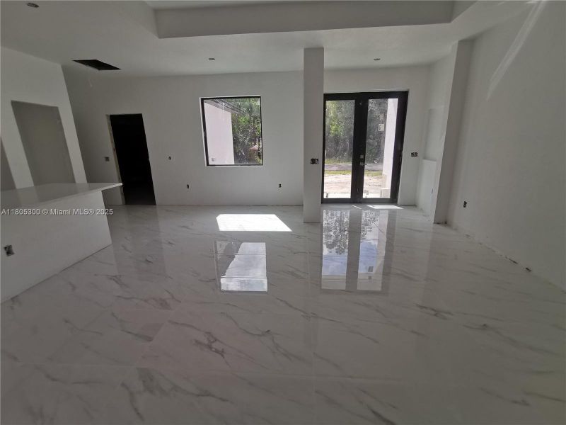 Spacious, unfurnished interior of a new home in , Lehigh Acres (Image 12).