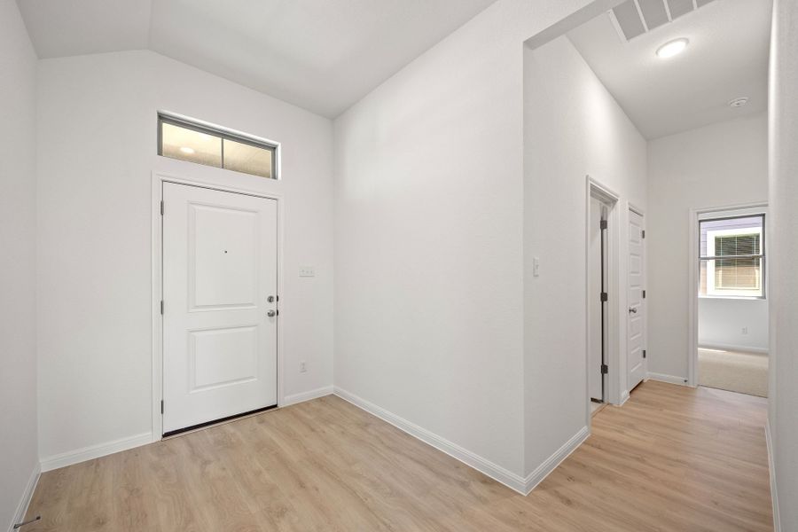 Spacious, unfurnished interior of a new home in Trinity Ranch, Elgin (Image 24).