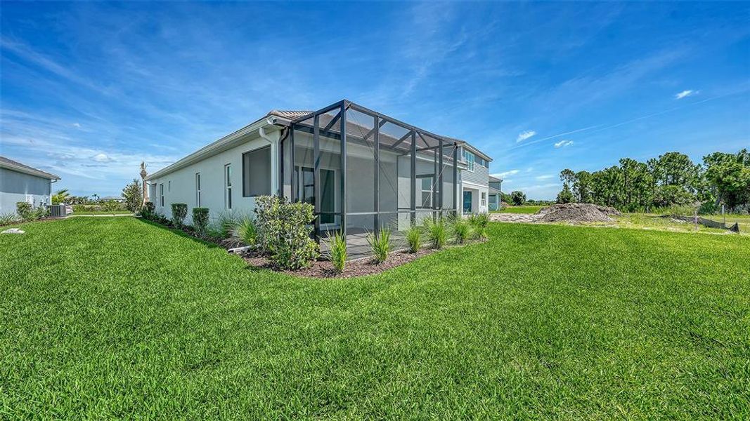 Exterior details and patio area of a home in Palmera, Venice (Image 20).