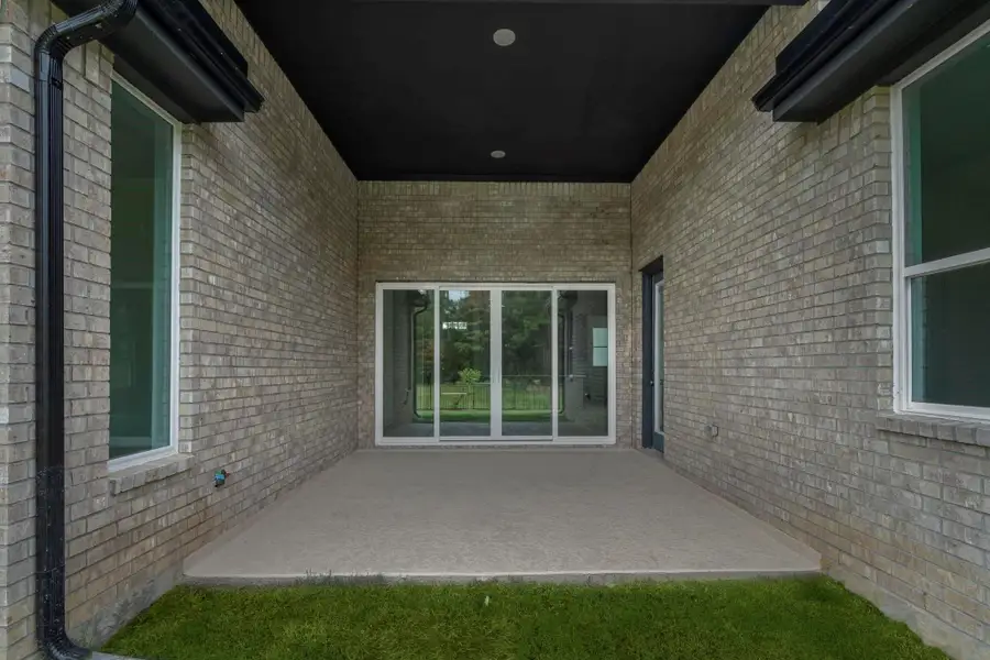 Exterior details and patio area of a home in Kresston, Montgomery (Image 3).