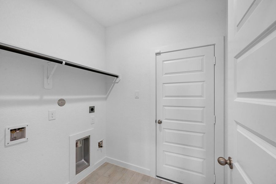 Spacious, unfurnished interior of a new home in Grand Mason Crossing, Park Row (Image 22).