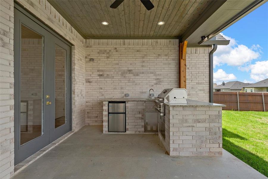 Exterior details and patio area of a home in , Hewitt (Image 29).
