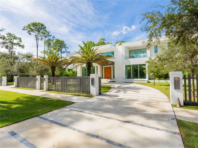 Exterior details and patio area of a home in , Pinecrest (Image 27).