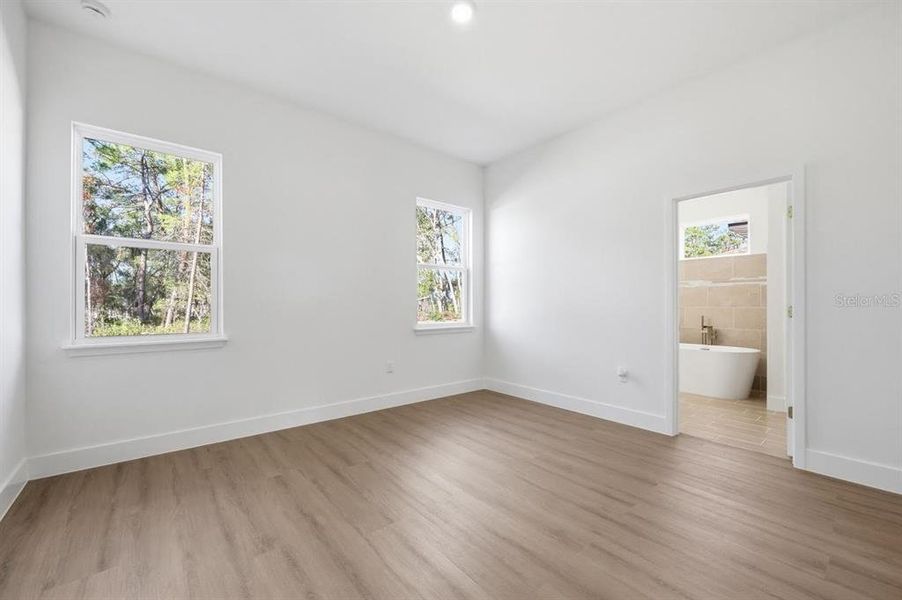 Spacious, unfurnished interior of a new home in , Ocala (Image 26).