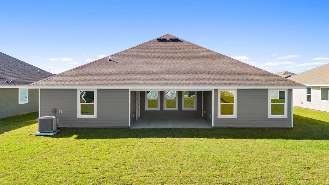 Exterior details and patio area of a home in Liberty, Panama City (Image 3).