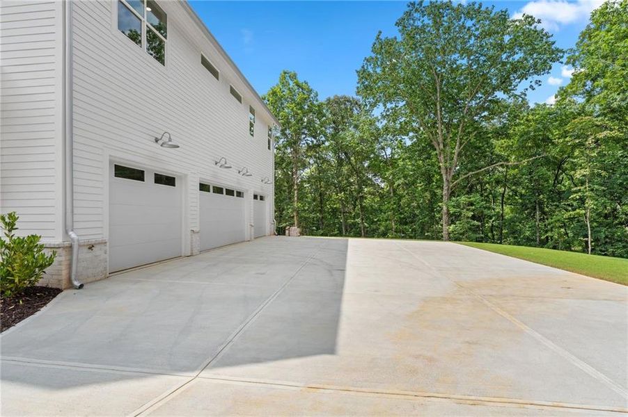 Exterior details and patio area of a home in , Dawsonville (Image 33).