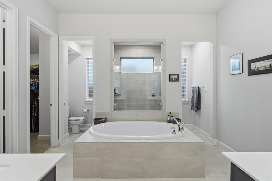 Stunning en suite with soaker tub and large walk in shower Stunning en suite with soaker tub and large walk in shower