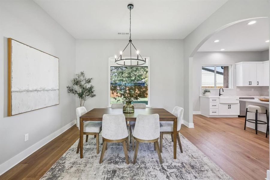 Furnished interior view inside a new home in , Grapevine (Image 33).