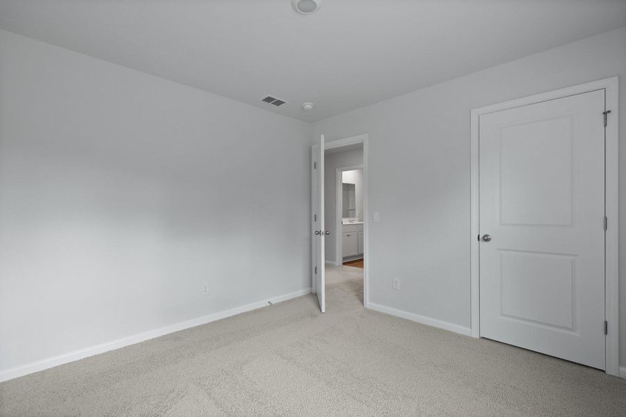 Spacious, unfurnished interior of a new home in Carolina Groves, Moncks Corner (Image 13).