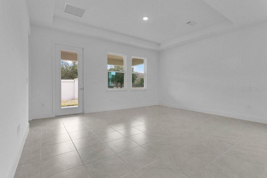 Spacious, unfurnished interior of a new home in Yucatan Gardens, Orlando (Image 16).