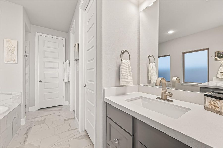 (Note: Photo is staged; property is currently vacant.) (Note: Photo is staged; property is currently vacant.)