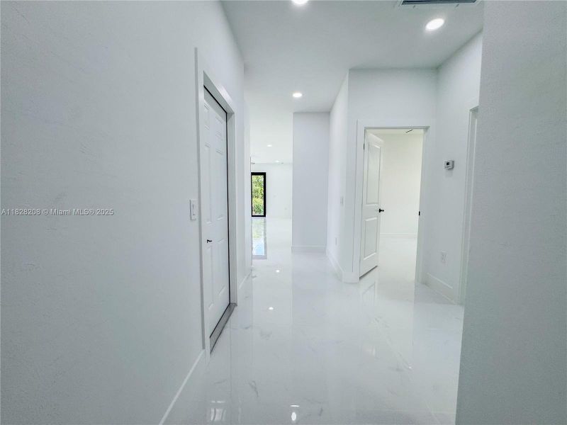 Spacious, unfurnished interior of a new home in , Lehigh Acres (Image 8).