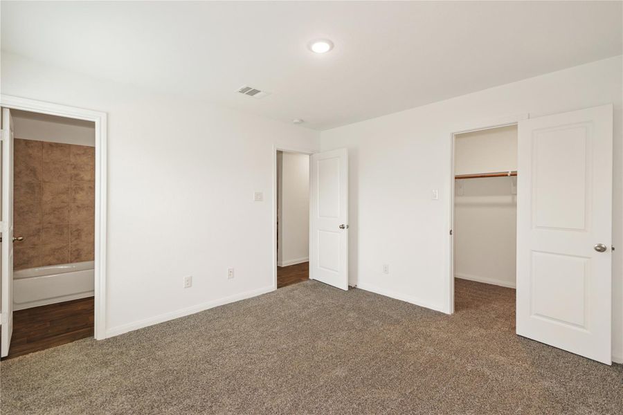 Spacious, unfurnished interior of a new home in Marie Village, Conroe (Image 8).