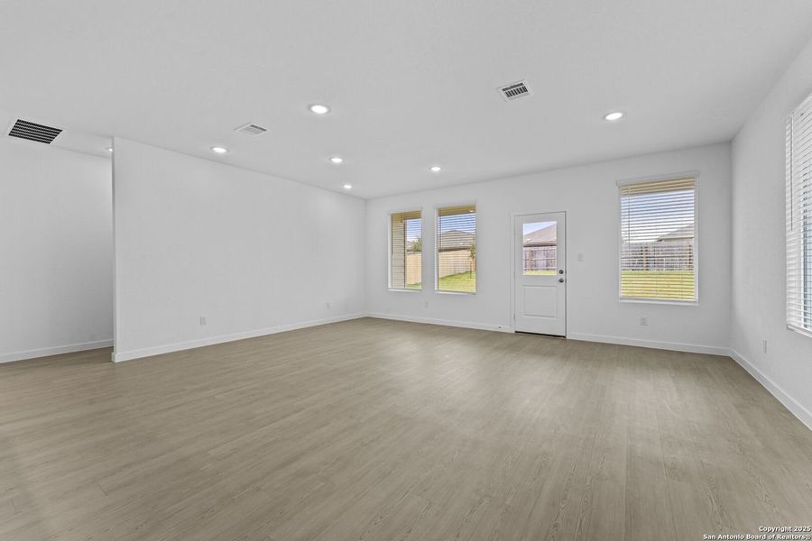 Spacious, unfurnished interior of a new home in Guadalupe Heights, Seguin (Image 20).