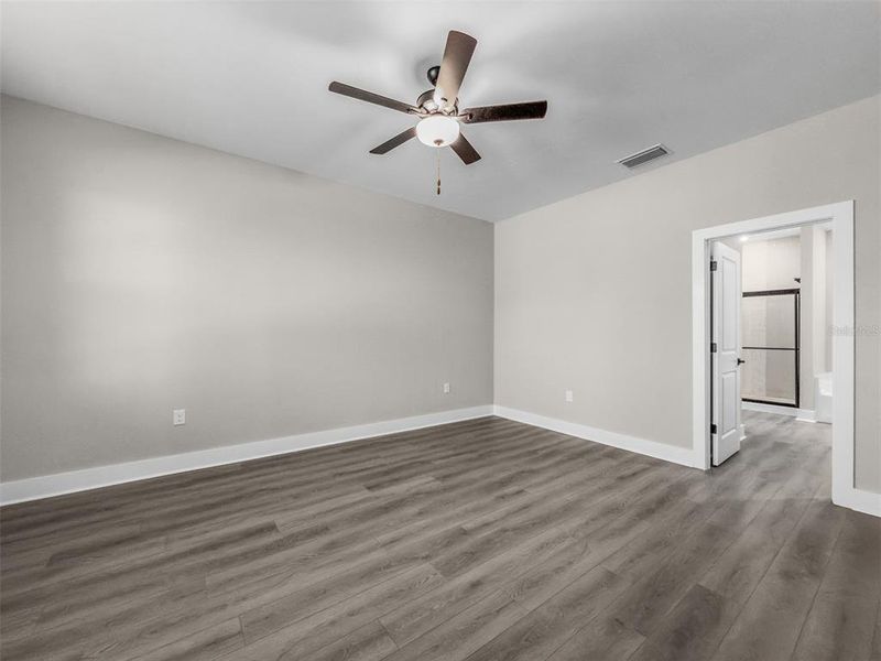 Spacious, unfurnished interior of a new home in , Port Charlotte (Image 19).