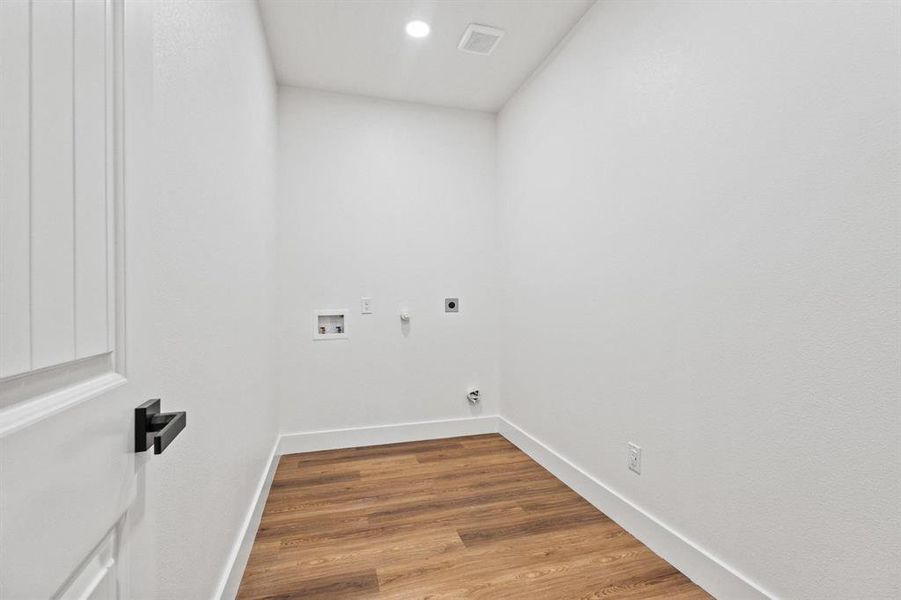 Spacious, unfurnished interior of a new home in , Bonham (Image 32).