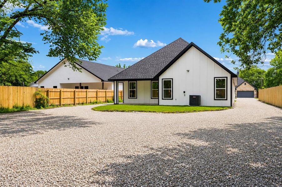 Exterior details and patio area of a home in , Dallas (Image 3).