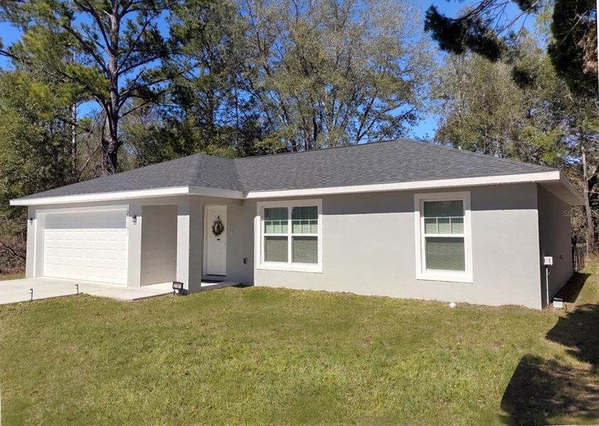 Exterior details and patio area of a home in , Dunnellon (Image 3).