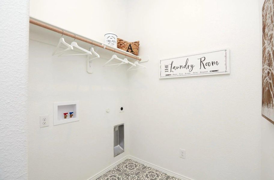 Representative unfurnished interior of a home built from the Concept 2065 by Risewell Homes in Summer Crest, Fort Worth (Image 17).