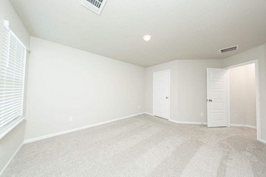 Spacious, unfurnished interior of a new home in Bammel Oaks, Houston (Image 17).