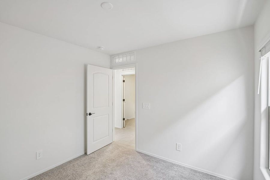 Spacious, unfurnished interior of a new home in The Landings at Rancho Del Lago, Vail (Image 15).