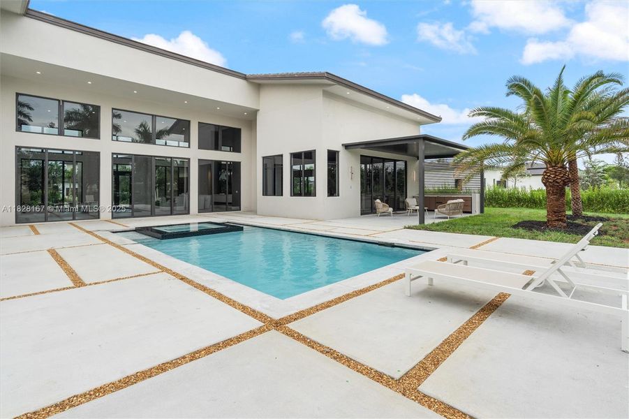 Exterior details and patio area of a home in , Davie (Image 29).