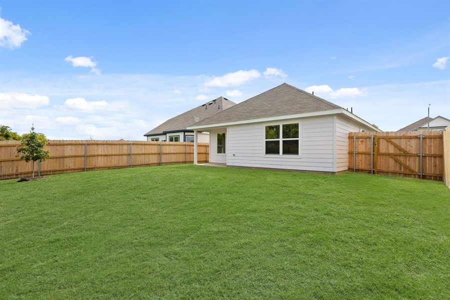 Exterior details and patio area of a home in Deer Creek, Fort Worth (Image 3).