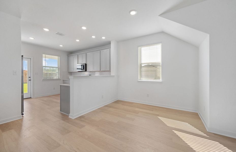 Spacious, unfurnished interior of a new home in Sunfield, Buda (Image 40).