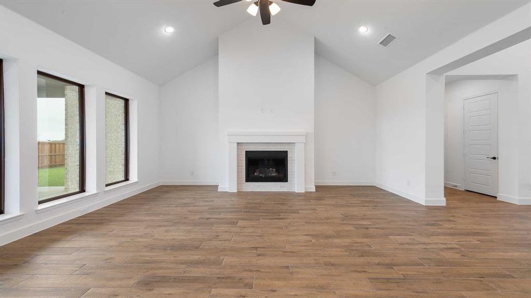 Spacious, unfurnished interior of a new home in Terraces 72', Rockwall (Image 23).