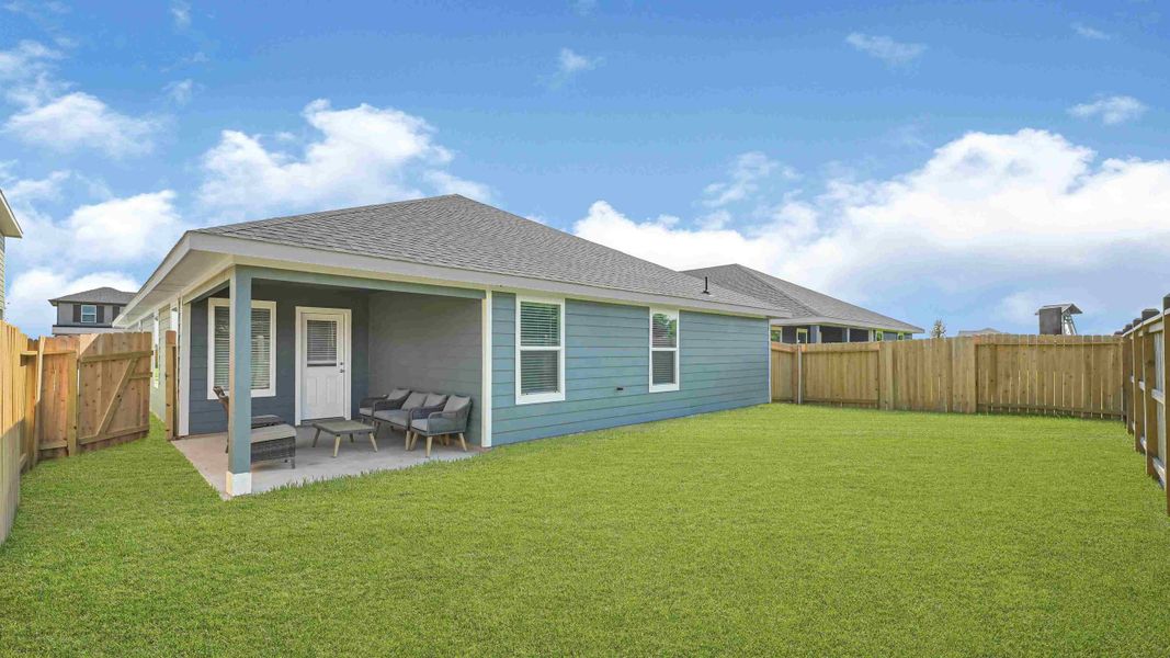 Exterior details and patio area of a home in Holly Ridge, Rosenberg (Image 2).