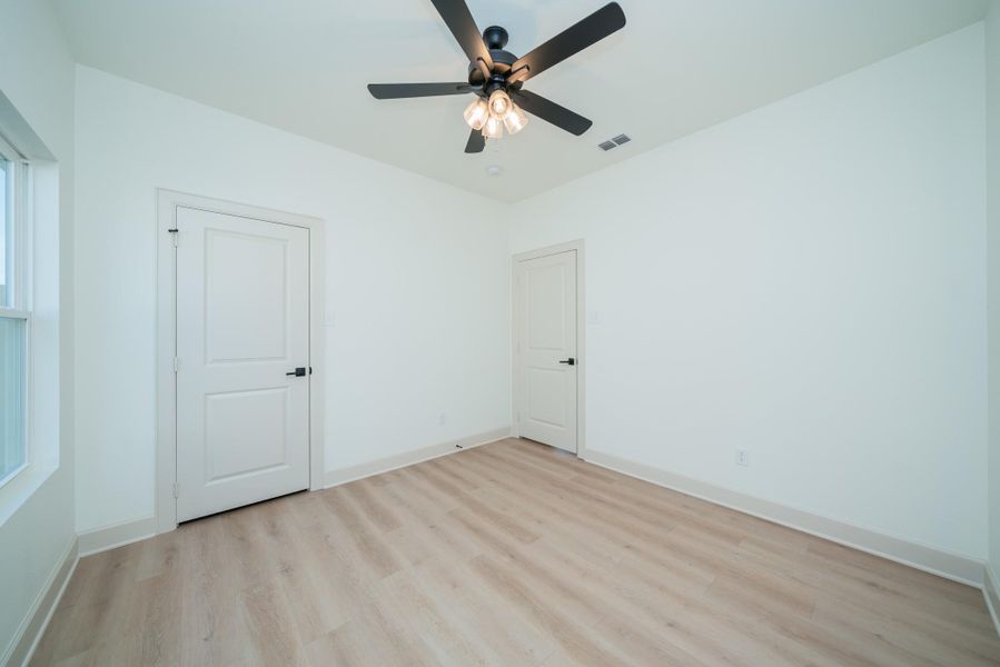 Spacious, unfurnished interior of a new home in , Kilgore (Image 13).