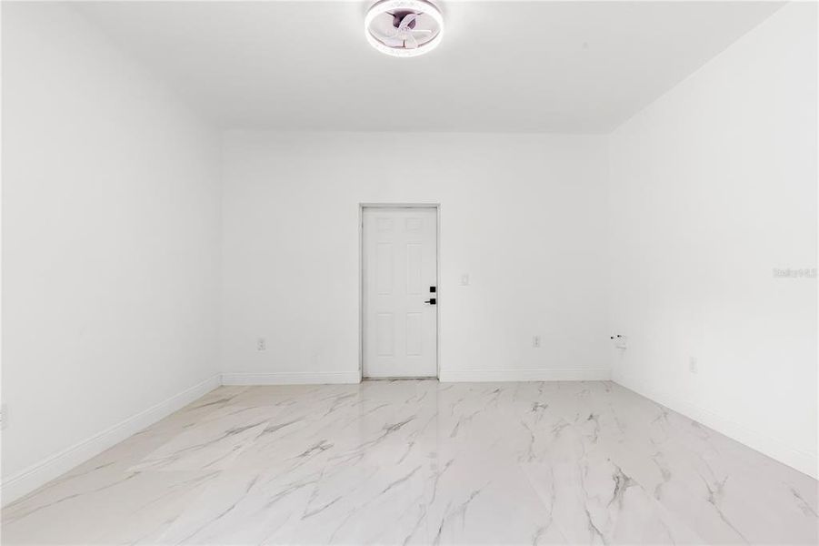 Spacious, unfurnished interior of a new home in , Tampa (Image 19).