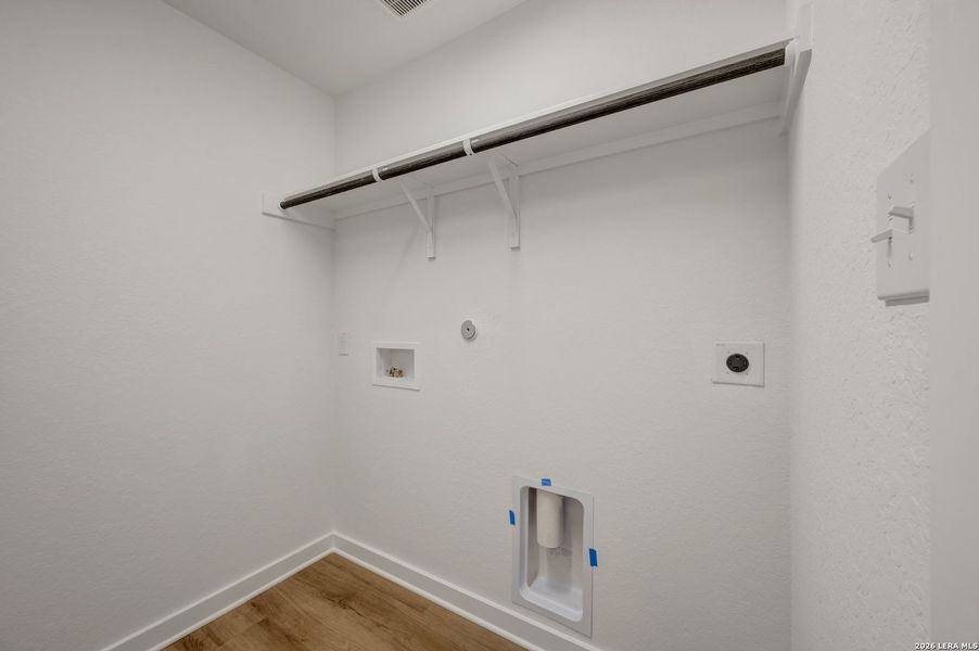 Spacious, unfurnished interior of a new home in Paloma Park, Converse (Image 25).