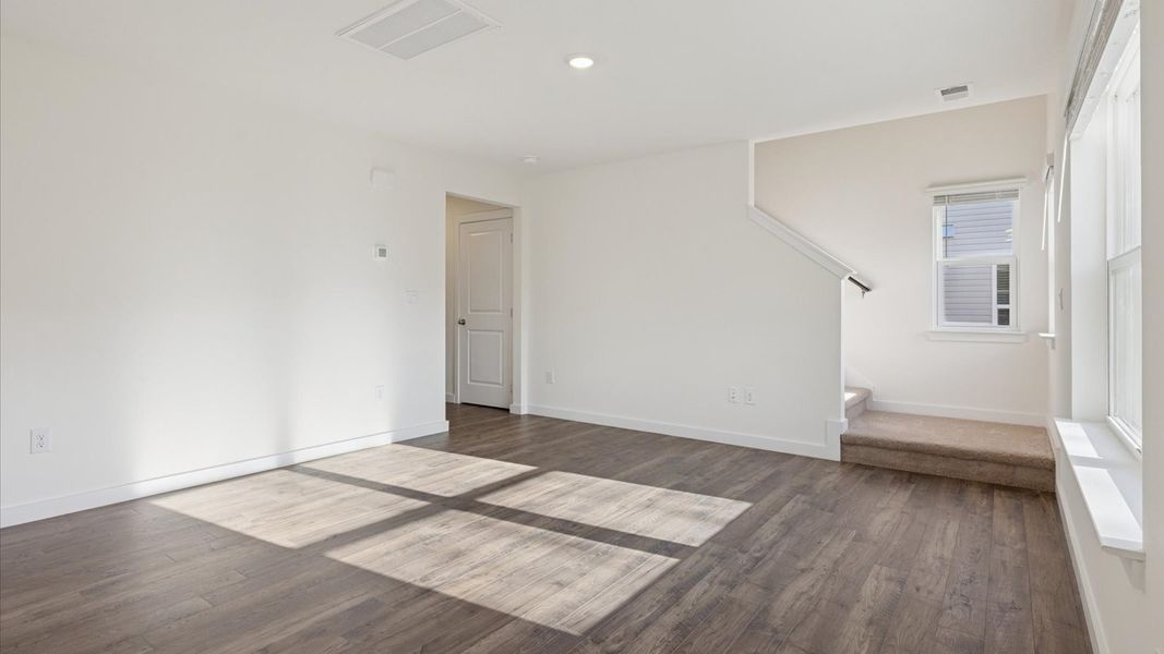 Spacious, unfurnished interior of a new home in Belhaven, Knoxville (Image 9).