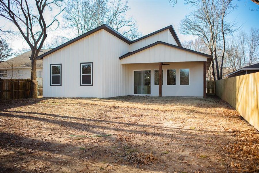 Exterior details and patio area of a home in , Dallas (Image 4).