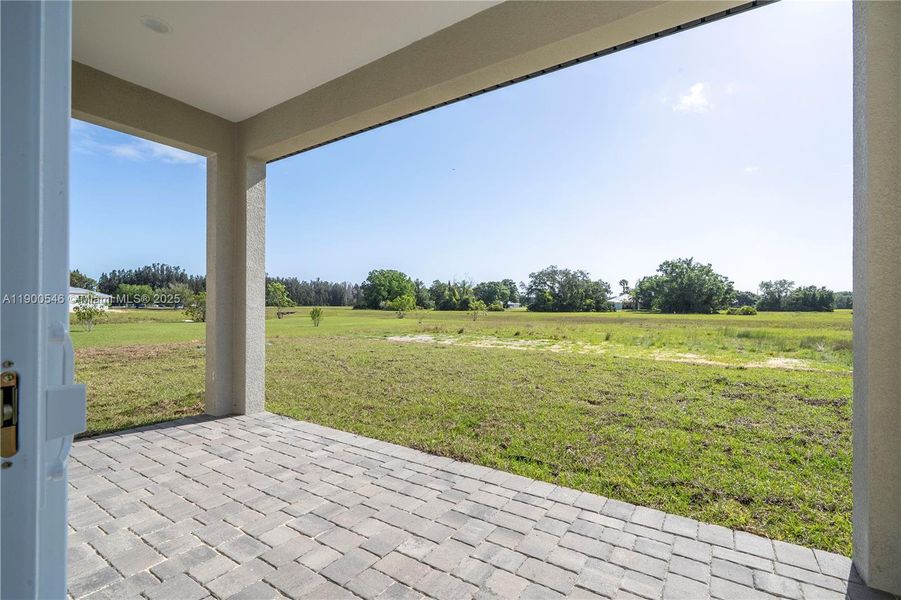 Exterior details and patio area of a home in , Sebring (Image 1).