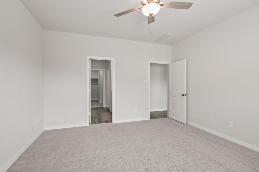Spacious, unfurnished interior of a new home in Lakes at Crockett Martin, Conroe (Image 13).