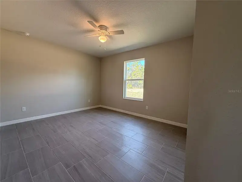 Spacious, unfurnished interior of a new home in , Dunnellon (Image 10).