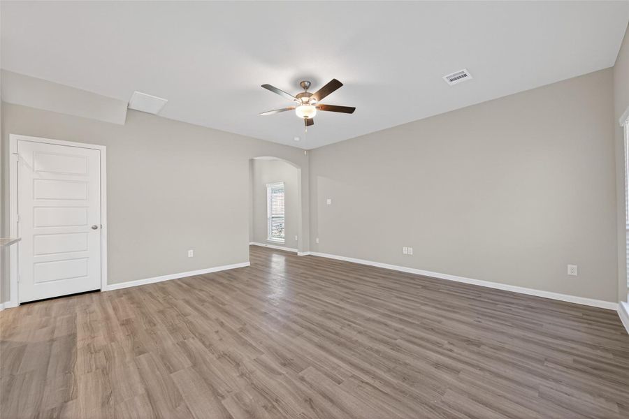 Spacious, unfurnished interior of a new home in Woodland Lakes, Houston (Image 20).